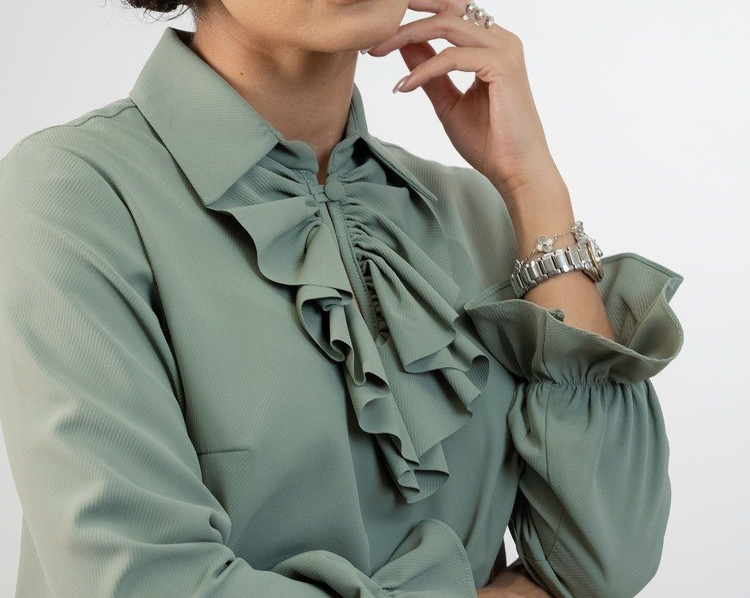 شومیز نوجوان یقه شکاری، چین زیر سینه داخل قاب در ...