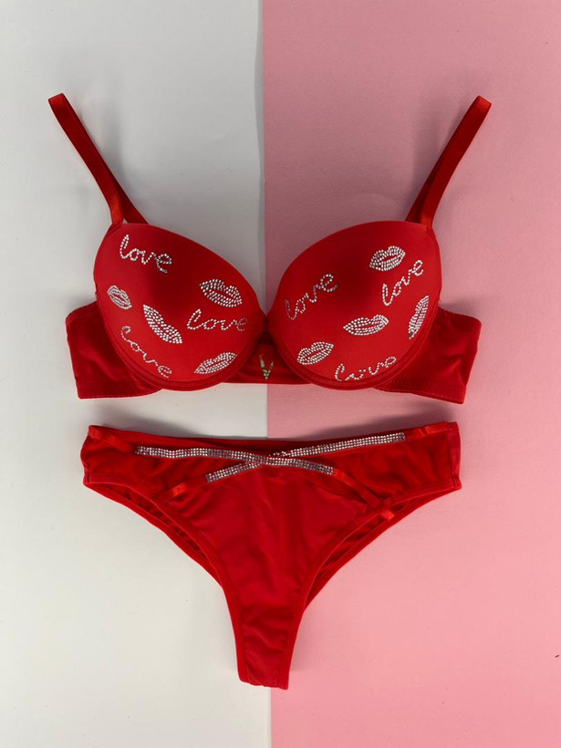 شورت و سوتین قرمز